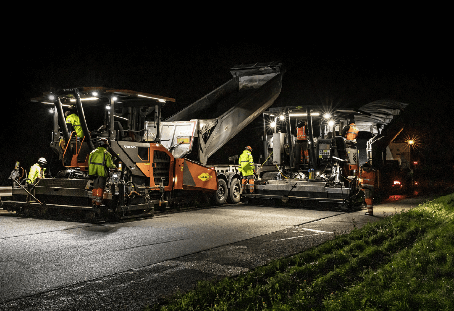 Val-d'Oise Magazine - épandeuse d'asphalte sur un chantier de nuit d'une route dans le département du 95