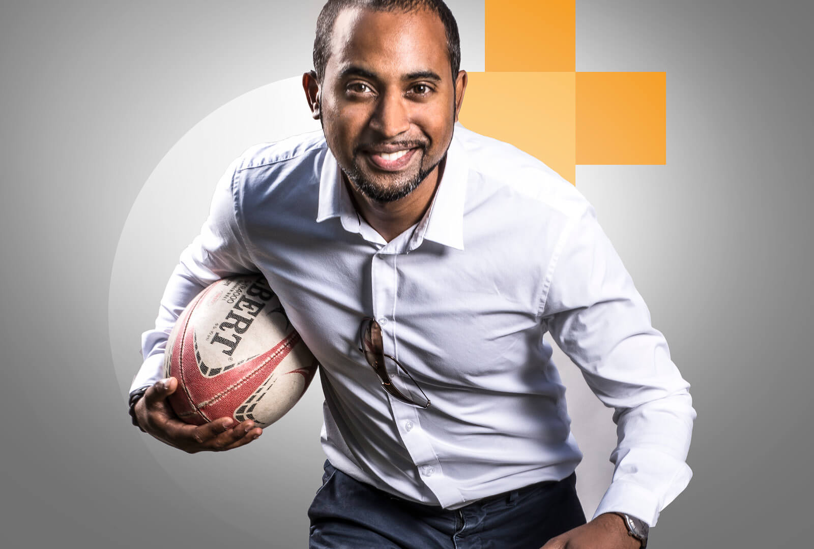Expert comptable du cabinet Cofif passionné de sport en posture de rugby avec un ballon