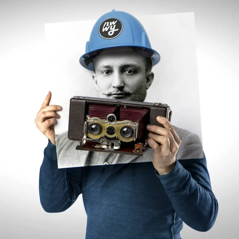 Paul Carrier, le photographe avec dans sa main un appareil photo Kodak stéréoscopique Stéréo Brownie