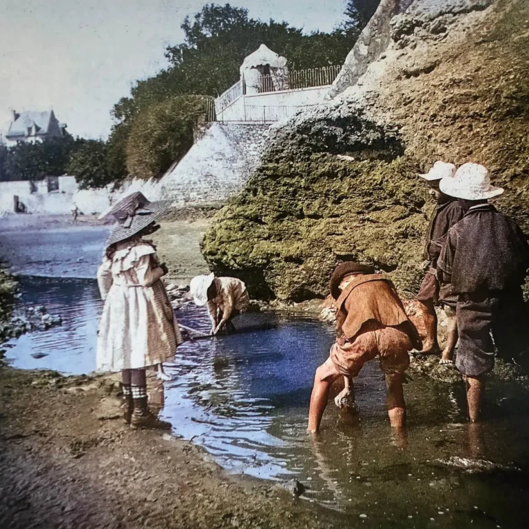 Enfants à la recherche ce crabes et de coquillages au bord de la mer sur l’atlantique en 1900